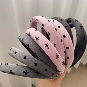 Détails de bandeaux en tissu avec motifs à pois et cœurs et doublure antidérapante
