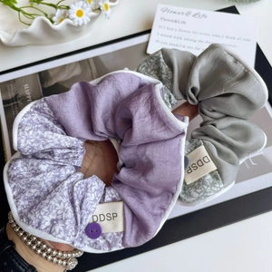 Chouchous à fleurs violets et gris avec liseré blanc et étiquette tissée DDSP sur tissu