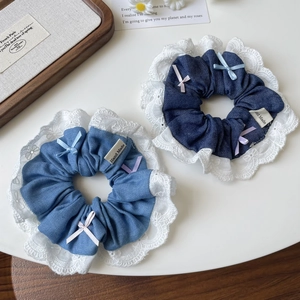 Détails des chouchous en denim avec dentelle blanche et mini nœuds colorés