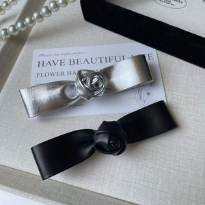 Élégante Pince à Cheveux Fleur Rose en Cuir Synthétique Nœud Pince Latérale pour Femme Argent Métallisé Noir Accessoire Cheveux
