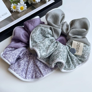 Chouchous en satin à motifs floraux violets et verts avec boutons décoratifs
