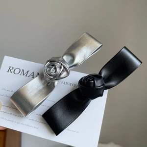 Barrettes à cheveux rose et nœud, coloris argent et noir avec texture cuir élégante