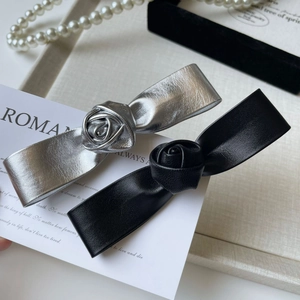 Barrettes à cheveux élégantes roses argentées et noires avec texture cuir sur plateau