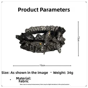 Gros plan du serre-tête en dentelle noire avec détail papillon à paillettes et tissu