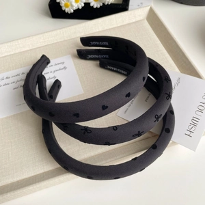 Lot de trois serre-têtes noirs en tissu avec broderies de cœurs, pois et nœuds