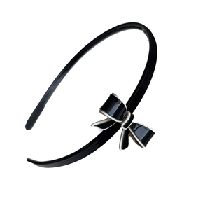 Eleganter schwarzer Haarreif mit Schleife und weißem Rand in glänzendem Design