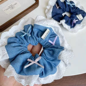 Chouchou en jean bleu avec dentelle blanche et nœuds en ruban coloré pour cheveux