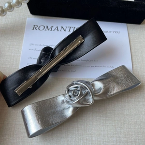 Pince à cheveux élégante avec nœud fleur rose argenté et nœud en cuir noir chic