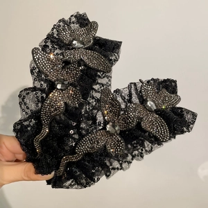 Serre-tête élégant en dentelle noire avec paillettes et papillons ornés de strass