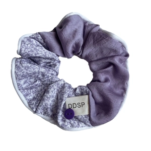 Chouchou floral en tissu patchwork violet avec liseré blanc et détail de bouton rond