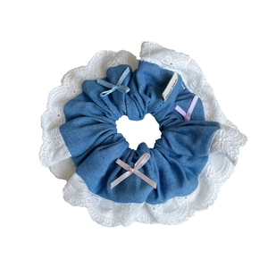 Chouchou en denim bleu avec bordure en dentelle et nœuds colorés pour queue de cheval