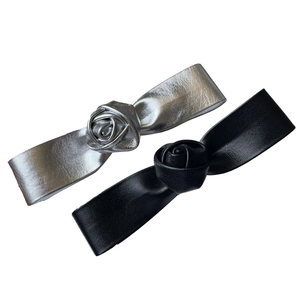 Barrettes à cheveux fleurs 3D élégantes en argent et noir avec finition cuir premium