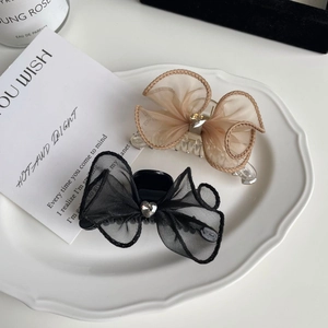 Barrettes à cheveux avec nœud en maille noir et champagne et détail cœur en cristal