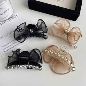Vue détaillée des barrettes à nœuds en résille avec accents en strass étincelants