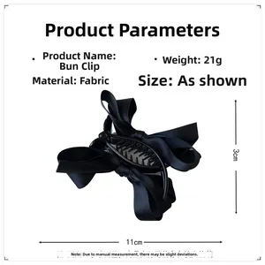 Vista dettagliata del fermaglio a fiocco in raso nero da 11cm per acconciature a chignon