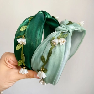 Eleganter Satin-Haarreif mit 3D-Maiglöckchen und Knotendesign für Damen im Wald-Stil