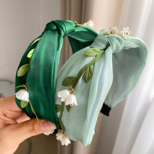 Detail von Satin-Haarbändern mit Maiglöckchen und Blattakzenten für Damen