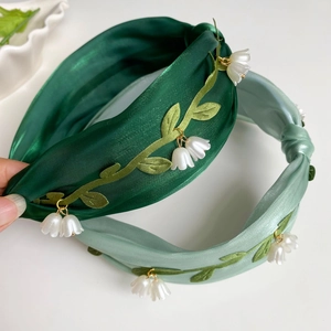 Eleganter Maiglöckchen-Haarreif mit grünem Satinstoff und zarter 3D-Blumenstickerei
