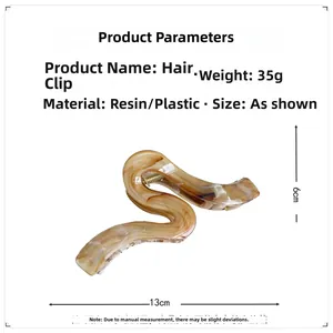 Détail de la pince à cheveux marbrée avec dimensions de 13 cm par 6 cm incluses
