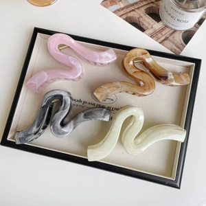 Lot de quatre grandes pinces à cheveux marbrées géométriques au design ondulé élégant