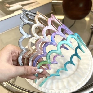 Cerchietti ondulati in resina multicolore con trama marmorea e denti antiscivolo