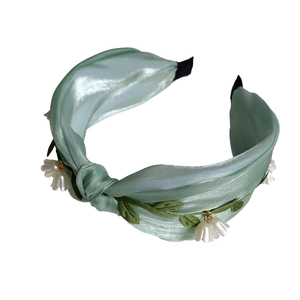 Hellgrüner Satin-Haarreif mit Twist-Knoten, Maiglöckchen-Stickerei und kleinen Blütenanhängern