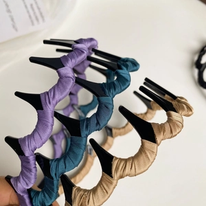 Détail de serre-têtes en satin de soie ondulé avec dents antidérapantes pour le volume