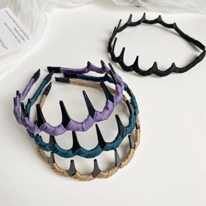 Vue détaillée de quatre serre-têtes ondulés en violet, bleu canard, or et noir