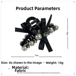 Détail de la pince à cheveux noeud noir avec perles et cristaux, taille 7cm par 3cm