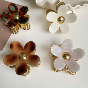 Lot de quatre pinces à cheveux fleurs en acétate aux tons écaille, crème et brun