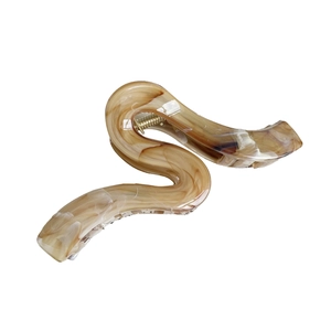 Grande pince à cheveux géométrique en forme de S avec motif écaille de tortue ambrée