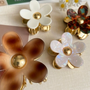 Lot de quatre pinces à cheveux en forme de fleur en acétate avec détails en métal doré