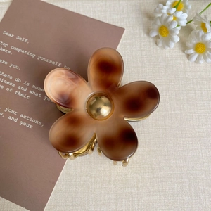Pince à cheveux élégante en acétate ambre en forme de fleur à cinq pétales dorés