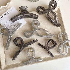 Funkelndes Set mit 7 Haarspangen in Silber und Schwarz aus elegantem Kunstharz