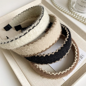 Serre-têtes en maille à bords ondulés en crème, beige, noir et marron caramel