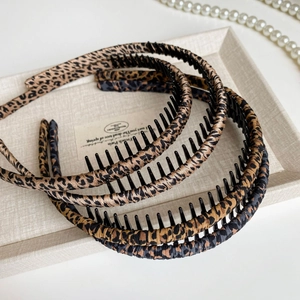 Set of 3 leopard print fabric headbands with non-slip teeth for women fashion
