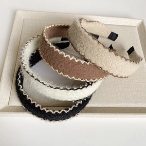 Serre-têtes tricotés à points ondulés en noir, blanc, café et beige pour l'automne