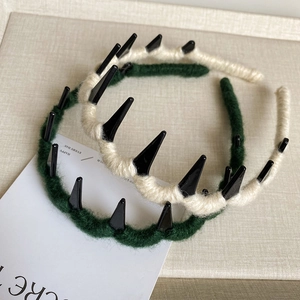 Detail of wool-wrapped wavy headband with non-slip teeth in dark green and beige