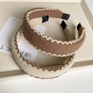 Serre-tête rétro en laine tricotée pour femme en marron et beige avec texture chaude