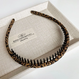 Detail of leopard print headband showing interior non-slip teeth for secure fit