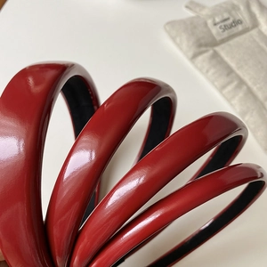 Detailed view of red glossy headbands with non-slip fabric lining for daily styling