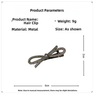 Vue détaillée d'une barrette nœud avec strass étincelants mesurant 6 cm sur 2 cm