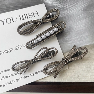 Barrettes à cheveux avec strass et perles sur cartes de présentation élégantes