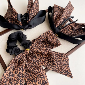 Ensemble d'accessoires cheveux léopard avec nœuds et chouchou sur support en lin