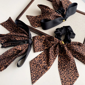 Set de barrettes à nœud léopard et chouchou ruban avec détails métalliques ovales dorés