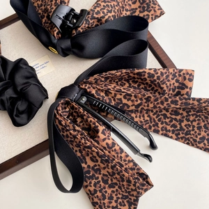 Ensemble détaillé de pinces à cheveux en ruban de soie léopard et chouchou en satin noir