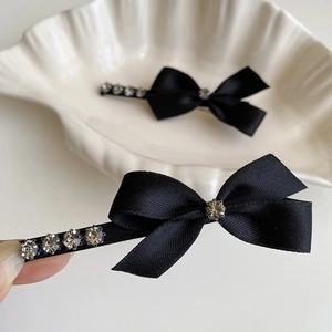 Eleganti fermagli per capelli con fiocco in raso nero e strass lucidi per donna