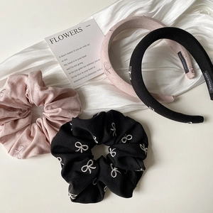 Ensemble élégant de chouchous brodés et bandeau large en rose et noir chic