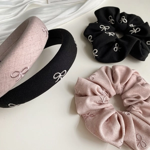 Ensemble serre-tête et chouchou avec broderie nœud en tissu noir et rose