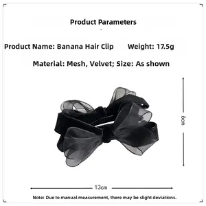 Détail de la pince banane montrant 13cm de long et 6cm de large avec noeud en velours noir